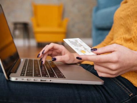 Close up of a woman buying online with bank card Ինչպե՞ս ստեղծել ինտերնետ խանութ , ինչու՞ ստեղծել ինտերնետ խանութ , stecel internet xanut