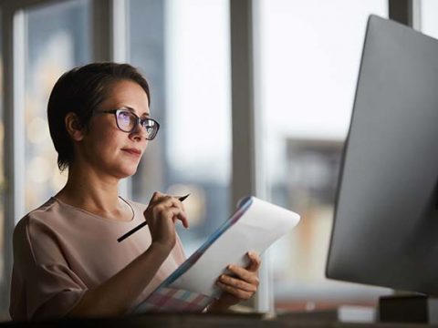 Employee in office վեբ կայքեր , web kayqer
